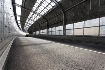 Foto op Plexiglas Tunnel Lege tunnel van moderne stad