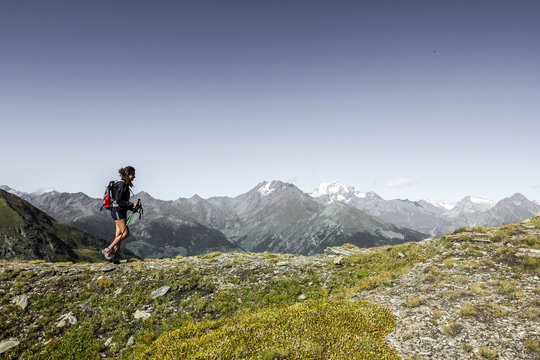 Ragazza escursionista in montagna