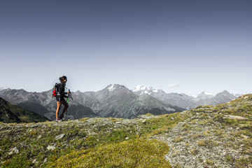 Fototapeta premium Ragazza escursionista in montagna