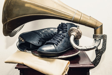 Obraz na płótnie Canvas fashionable shoes on the turntable
