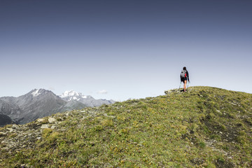 Fototapeta premium Ragazza escursionista in montagna
