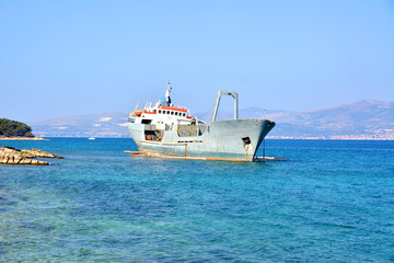 Obraz premium old boat stranded on the shore