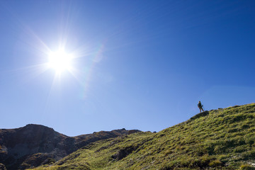 Ragazza solitaria in montagna 