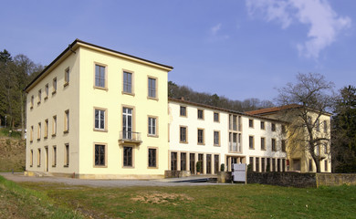 Fototapeta na wymiar Kavaliersbau von Schloß Villa Ludwigshöhe