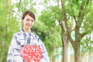 浴衣を着た女性