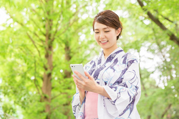 浴衣を着た女性