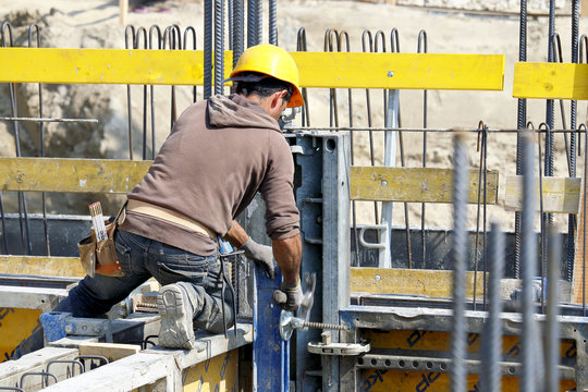Bauarbeiter beim Arbeiten an Baustelle im Sommer 