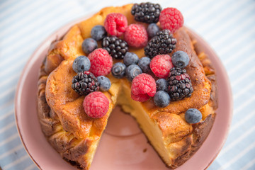 Käsekuchen mit Beeren