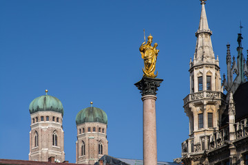 Fototapeta na wymiar Mariensäule mit Domkuppeln und Rathaus | München