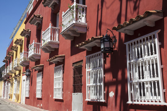 Hermosas fachadas de los edificios coloniales y calles de la ciudad amurallada de Cartagena de Indias en Colombia.