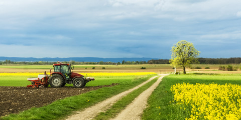 Traktor auf dem Feld bei der Arbeit