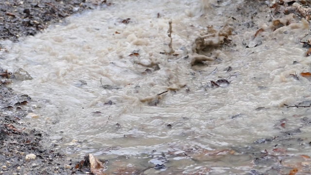 Mit dem Bike quer durch eine Pf&uuml;tze in Zeitlupe
