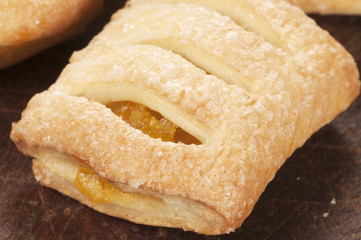 Small strudel cake with lemon