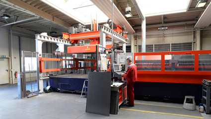 moderne Laserschneidanlage in der Industrie