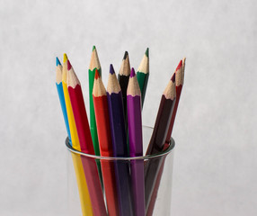 цветные карандаши в прозрачном стакане