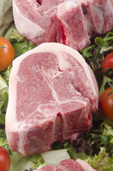 Lammkoteletts mit Kirsch Tomaten auf frischem Salat