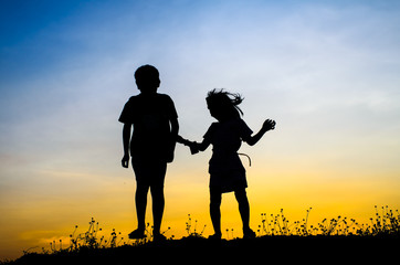 Obraz premium Mały brat i siostra sylwetka