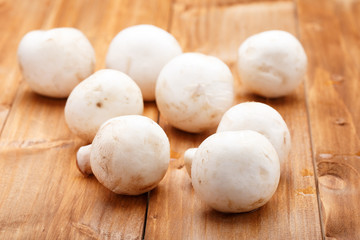 champignons closeup on wooden background