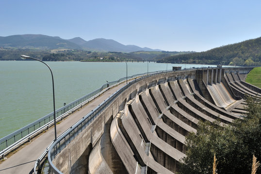 Diga sul fiume Tevere. Lago di Corbara