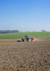 Obraz premium Getreideanbau, Traktor mit Sämaschine und Frontpacker