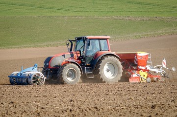 Obraz premium Ackerbau, Landwirt bei der Getreideaussaat im Frühjahr