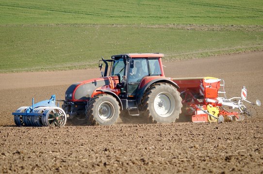 Ackerbau, Landwirt bei der Getreideaussaat im Fr&uuml;hjahr