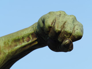 Detail der Ringerskulptur in den Berliner Rehbergen