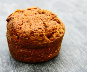 muffin au chocolat noir isolé