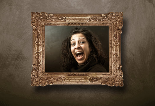 donna che urla intrappolata in un quadro