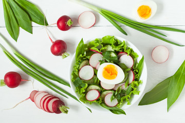 Clean eating food spring salad vith ripe raw vegetables