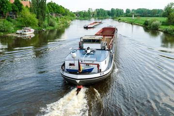Frachtschiffe auf der Weser bei Nienburg - obrazy, fototapety, plakaty