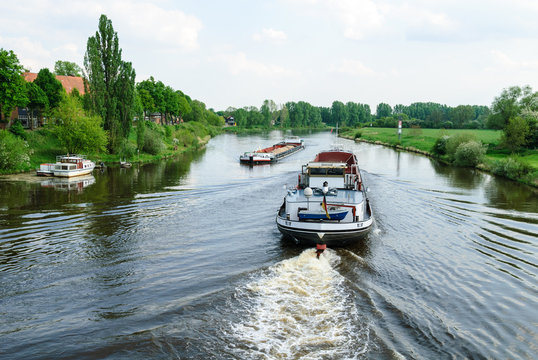Frachtschiffe auf der Weser bei Nienburg