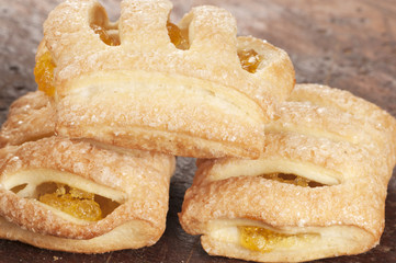 Small strudel cake with lemon