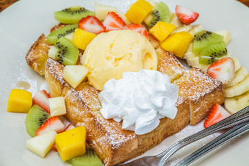 Fototapeta na wymiar Honey toast with mix fruit.