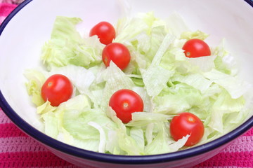 Eisbergsalat mit Tomaten