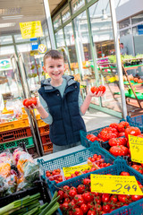 Obraz premium Junge hält frisches Gemüse von der Ernte