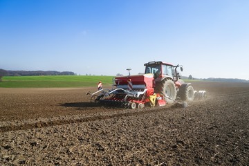 Ackerbau, bei der Frühjahrsbestellung, Rückansicht
