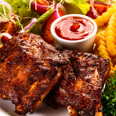 Grilled ribs with vegetables
