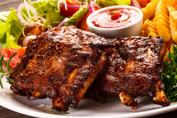 Grilled ribs with vegetables