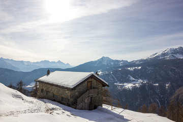 Casa di montagna con neve