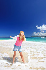 Fototapeta na wymiar コマカ島の海辺で遊ぶ笑顔の女性
