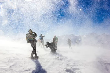 Photo sur Plexiglas Alpinisme Bufera e tormenta di neve con persone