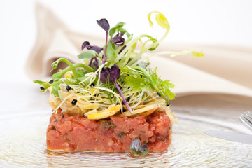 Kalbsfilet Tatar mit frischem Kräutersalat als Appetizer