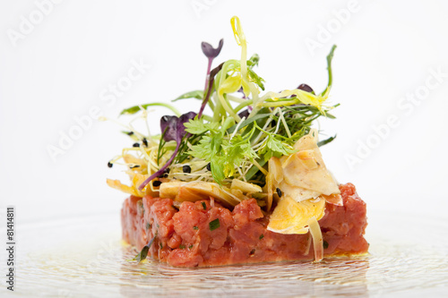 &amp;quot;leckere Vorspeise mit Tatar vom Kalb und Kräuter-Salat&amp;quot; Stock photo ...