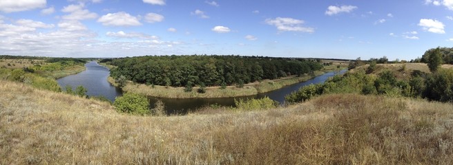 Fototapeta na wymiar панорама реки Волчья. Украина