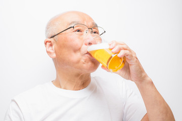 ビールを飲むシニア