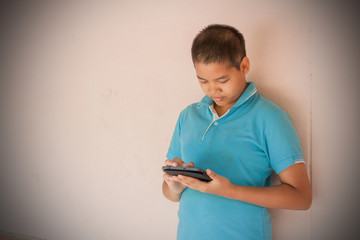  girl play a game on the phone