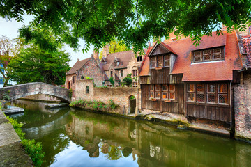 Fototapeta na wymiar St. Salvators bridge and medieval houses over a canal in Bruges,