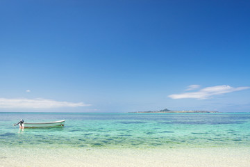 Fototapeta na wymiar 沖縄のビーチ・備瀬の浜・伊江島を望む