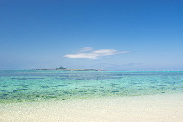 沖縄のビーチ・備瀬の浜・伊江島を望む